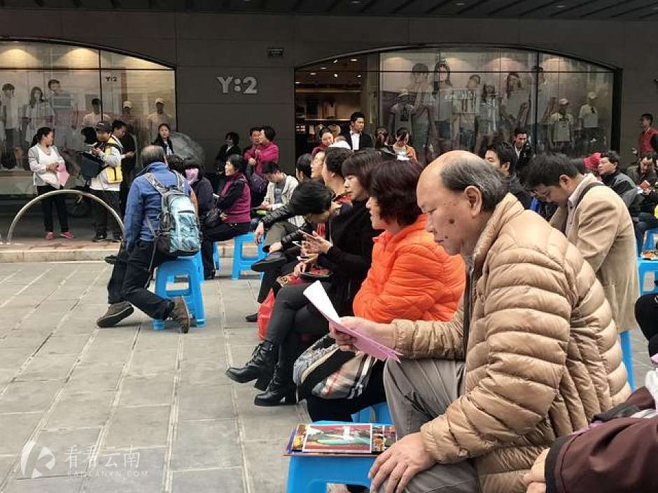 市民认真阅读“倡议书”