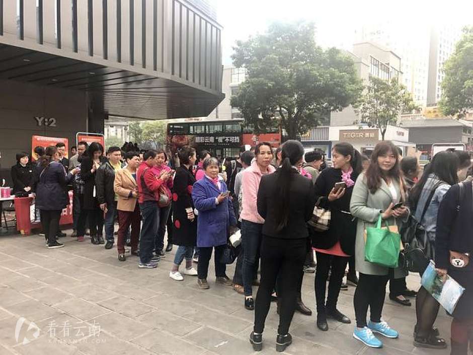 市民依秩序兑换6大景区联票