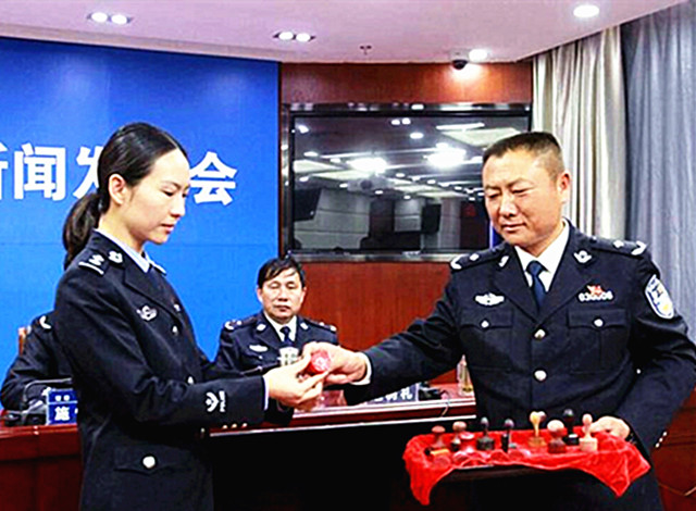 楚雄彝州警方封存165枚审批印章，派送73项惠民新措大礼包！-看看云南