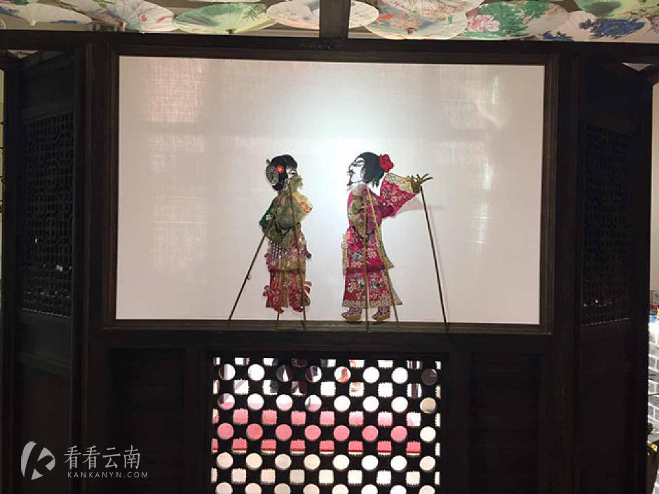 观看皮影戏