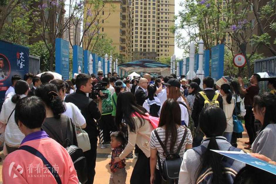 火箭展示区游人如织
