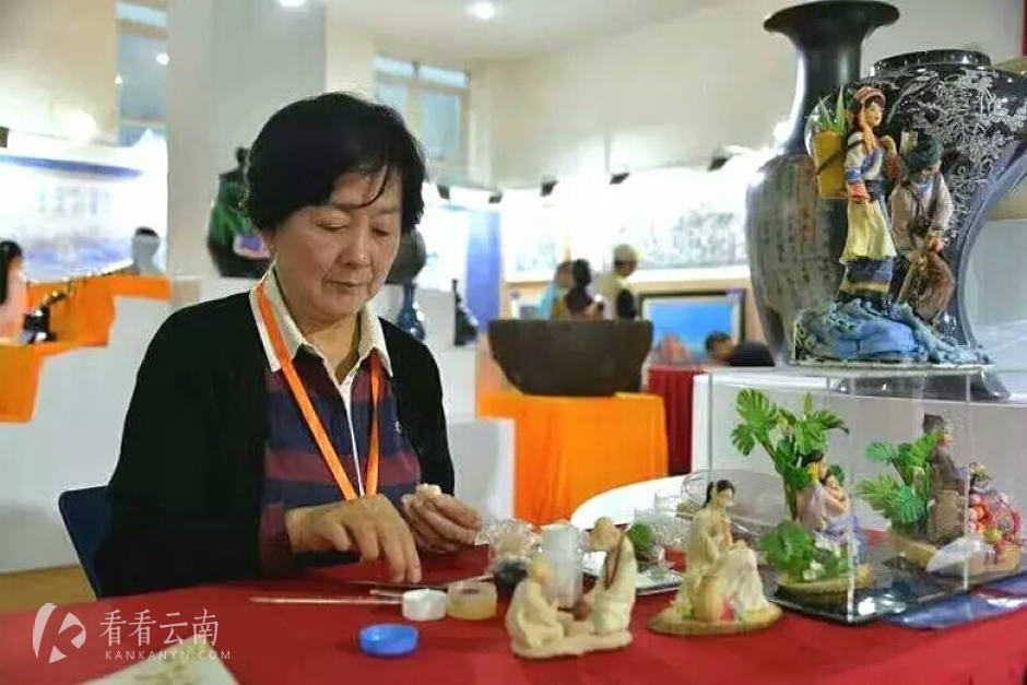 正在进行创作的刘丽春