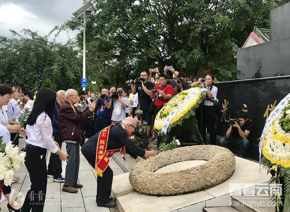 蒋印生先生给自己的战友送上鲜花