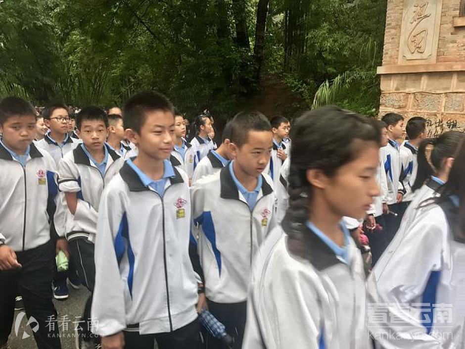 走在滇缅公路最后一公里路上的学生