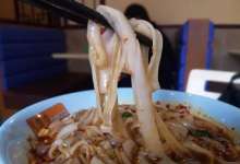 这家玉溪“鼻祖级”手工卷粉店每天卖1500多碗，经常排队！-看看云南