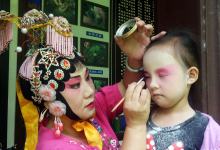 暑期带孩子去金殿看精彩折子戏、画脸谱-看看云南