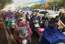 今日云南|昆明西坝路雨中前行-看看云南