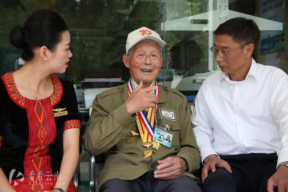 91岁的飞虎队飞行员陆建航向瑞丽航空一行讲述历史