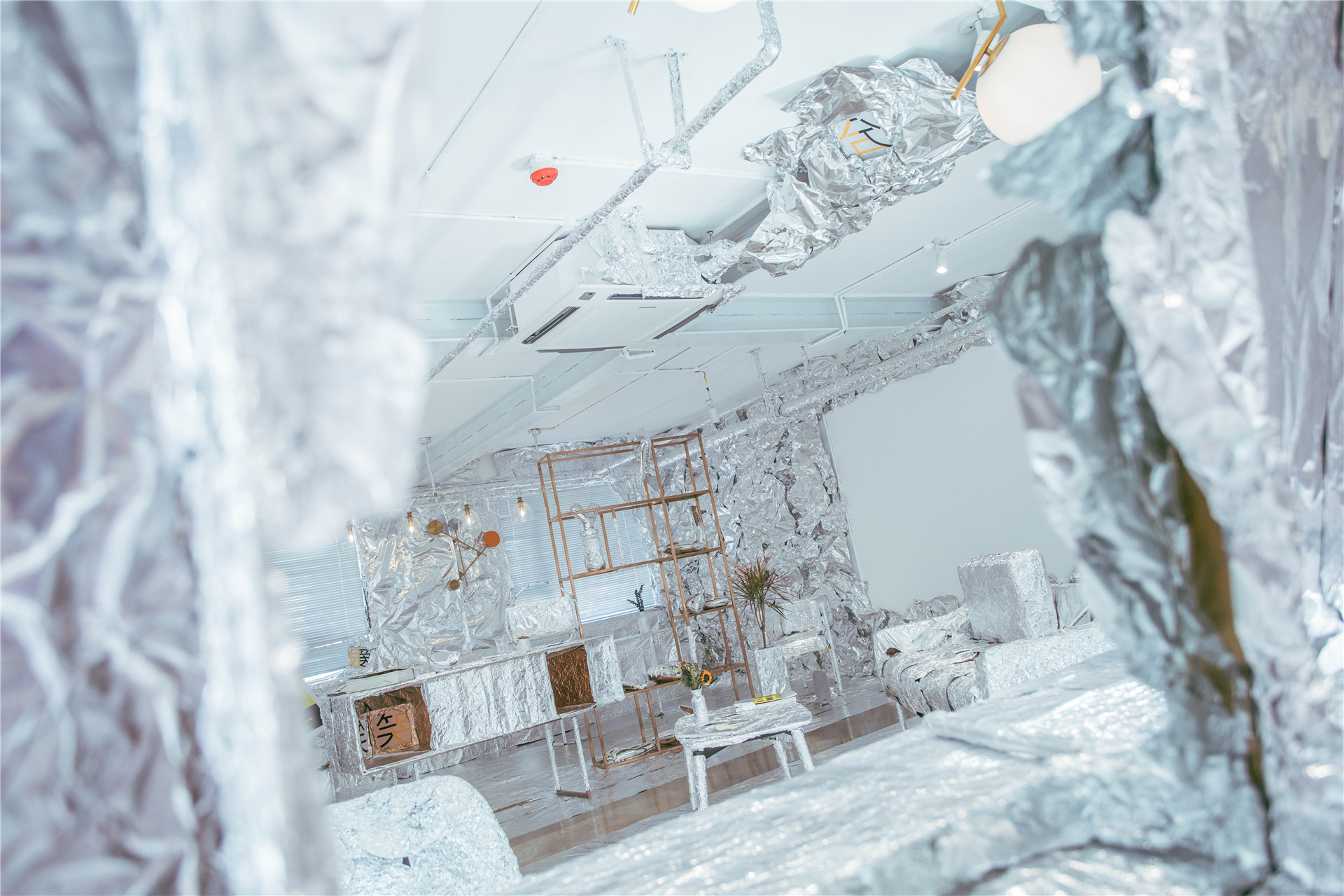 昆明老街这家咖啡馆用锡箔纸办起了最具现代感的展览-看看云南