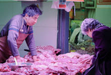 这个号称全昆明最便宜的菜市场,米线、糕点都要排队买-看看云南