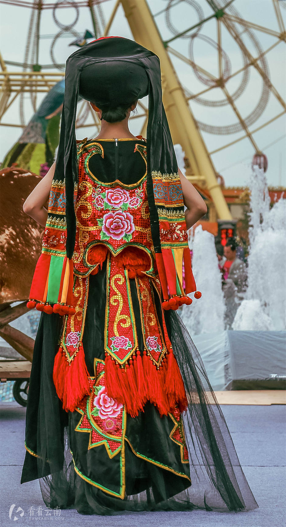 最美的刺绣不仅在苏杭，民族服饰为滇池增添一抹靓色