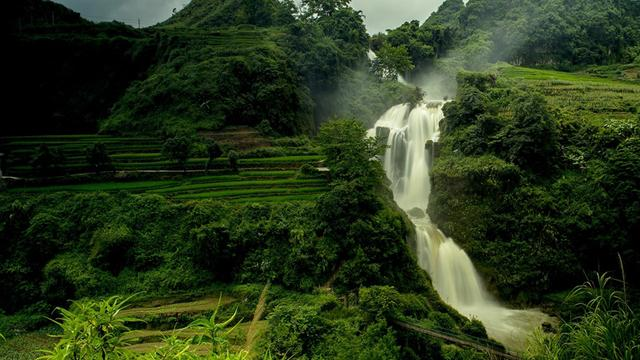 幽空漫天分素雪——带你走进云南小众的景点之三腊瀑布-看看云南