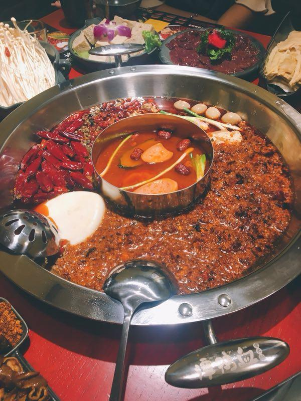 食味云南｜百年鸭血火锅秘方再现昆明，锅底茶汤全城仅此一家！-看看云南