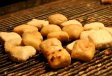 滚烫喷香烧豆腐，香辣软糯烤鸡脚，云南这个小城是宇宙级烧烤圣地-看看云南