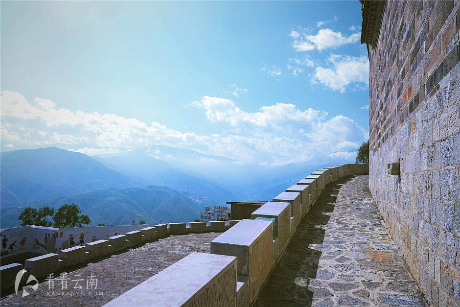 迤萨古镇：悬崖峭壁上马帮驼来的云浮城