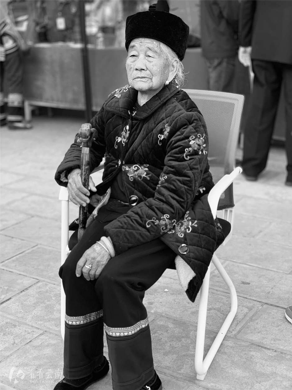 黑白照片：“十月年”期间的哈尼人