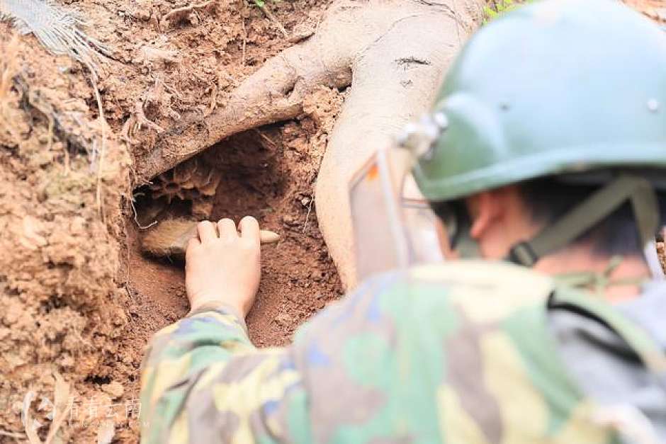 排雷中的战士(黄巧 摄)
