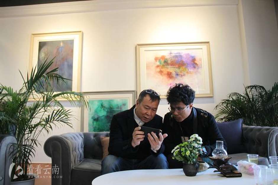 蔡振源先生（左）和艺术爱好者交流艺术感悟