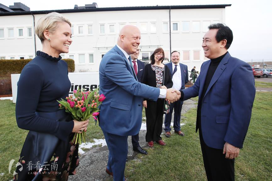柯尼塞格董事长Christian von Koenigsegg夫妇在门口迎接