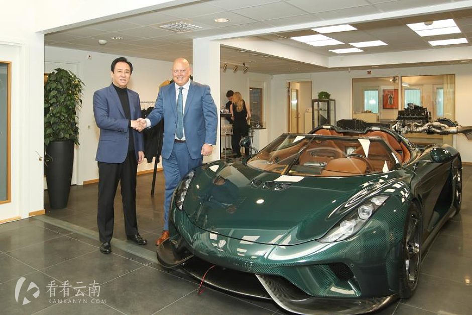许家印与Koenigsegg在超跑前合影