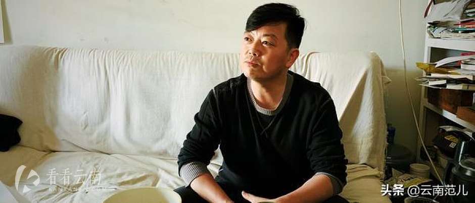 "刘和焦顿了顿,身子向后倾斜,整个人都倚在了沙