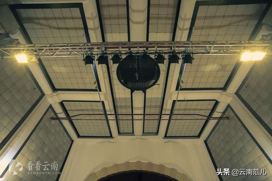 始建于1938年的昆明广播电台传音室，其隔音材料依旧是1938年进口的（灯架不是）