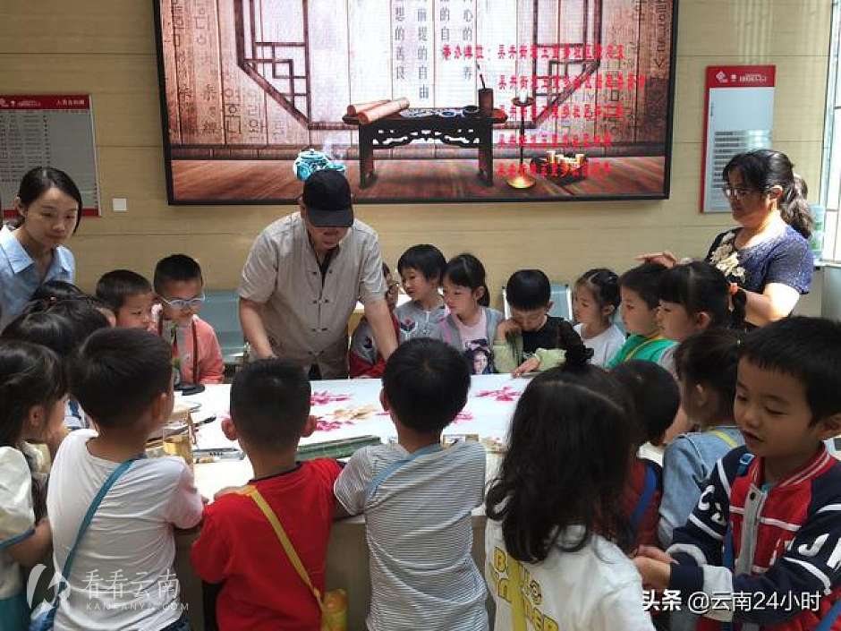 昆明五里多社区，云南国画名家李世民和社区孩子们在一起