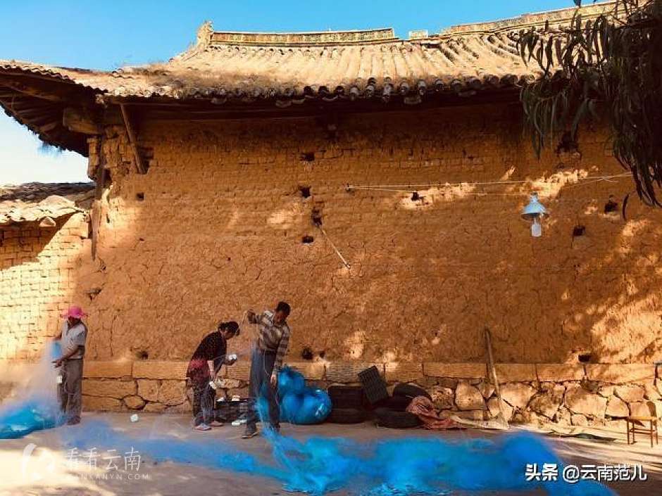 海晏村，关圣宫后墙外，正在织网的村民