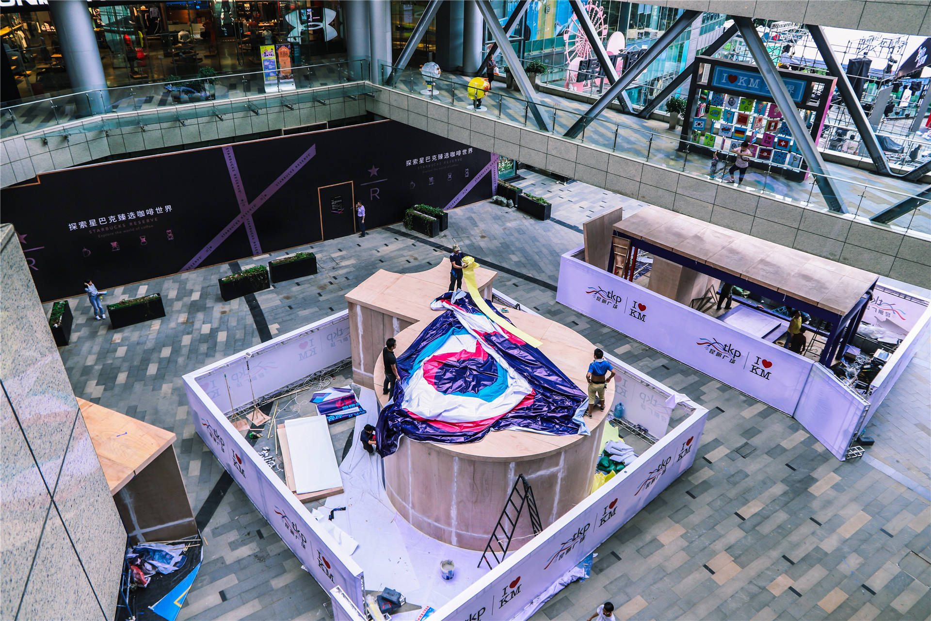 路透图揭秘：同德门口热火朝天的施工队原来是抖音在搞事-看看云南