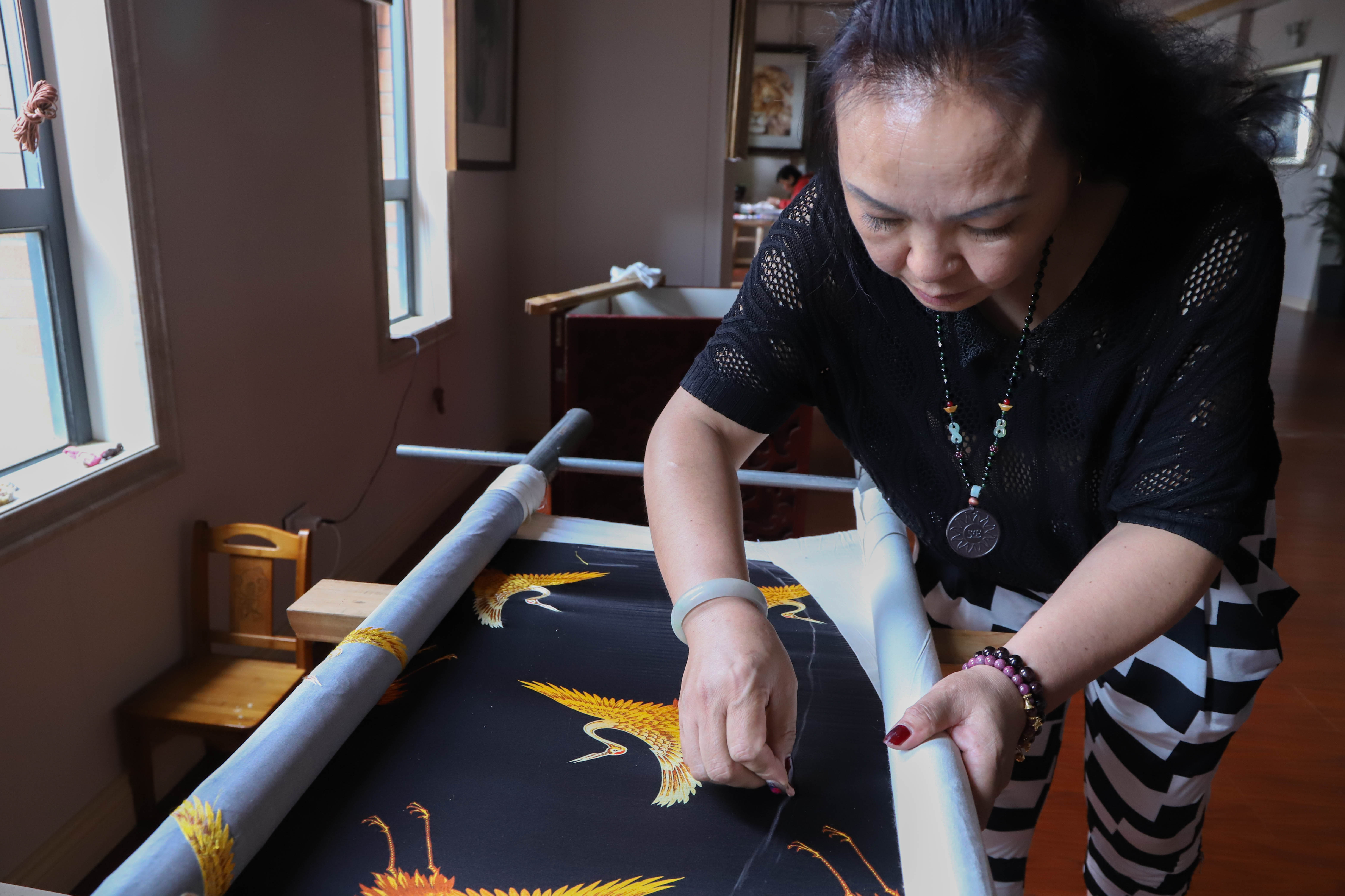 滇绣非遗传承人：弃商学艺师从邓丽君御用绣娘-看看云南