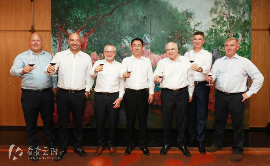 许家印与全球汽车工程技术龙头CEO合影