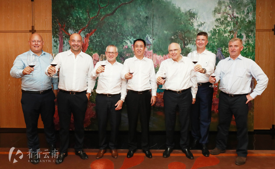 许家印与全球汽车工程技术龙头CEO合影