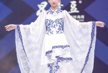 昆明十岁女孩身穿白族礼服惊艳迪拜 王子为她颁奖-看看云南