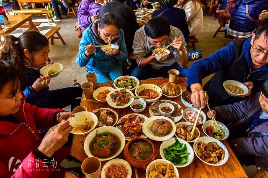 龙湖家人跨年饭活动现场实拍图