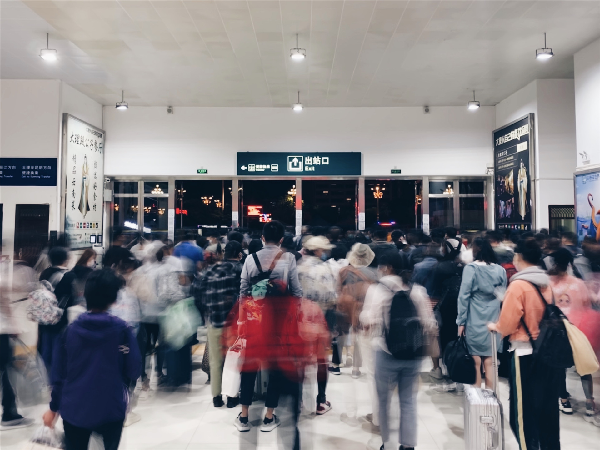 从昆明坐上向西的火车，给生活一半清醒一半醉-看看云南