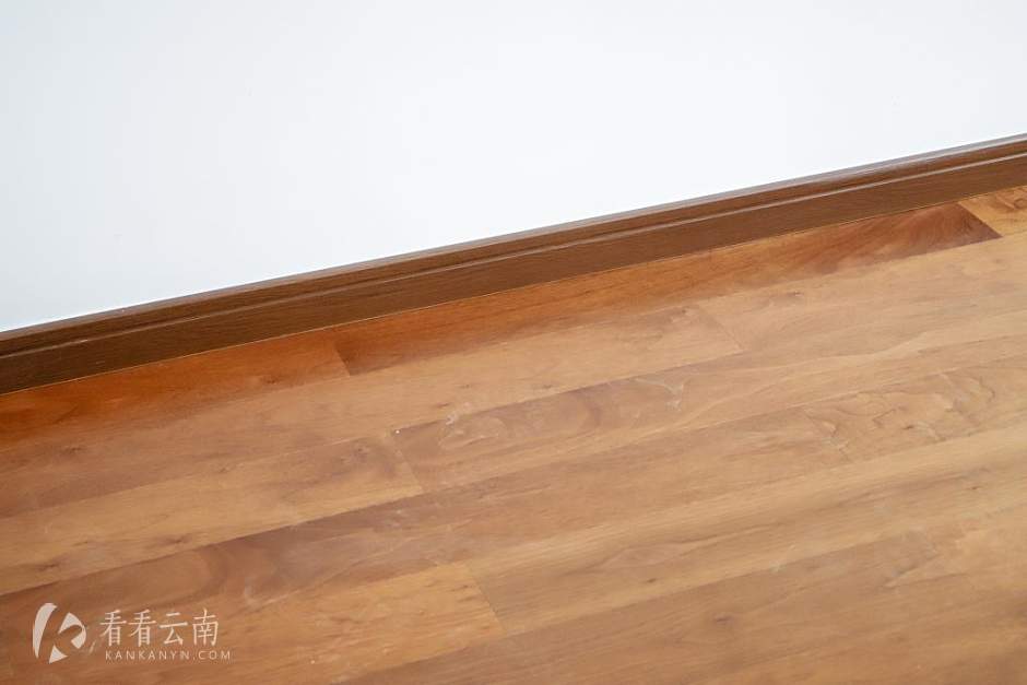 精装房踢脚线实拍图