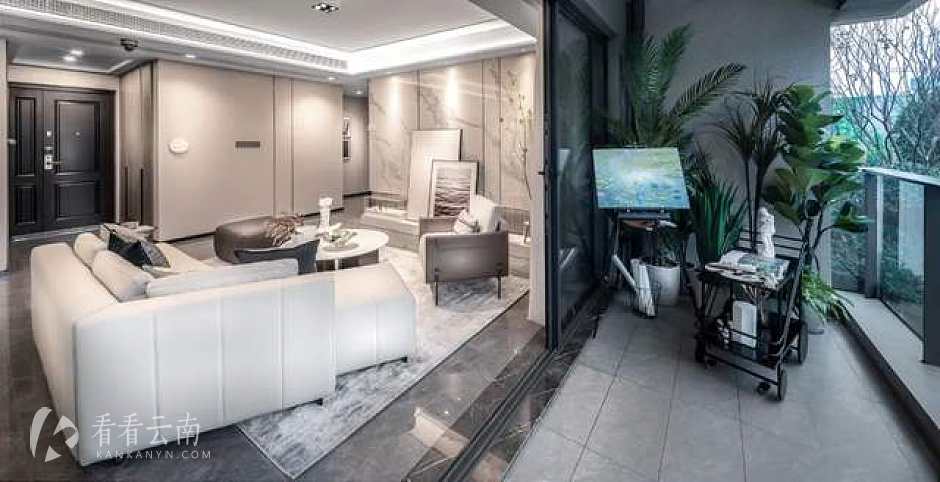 179㎡客厅及阳台实景图