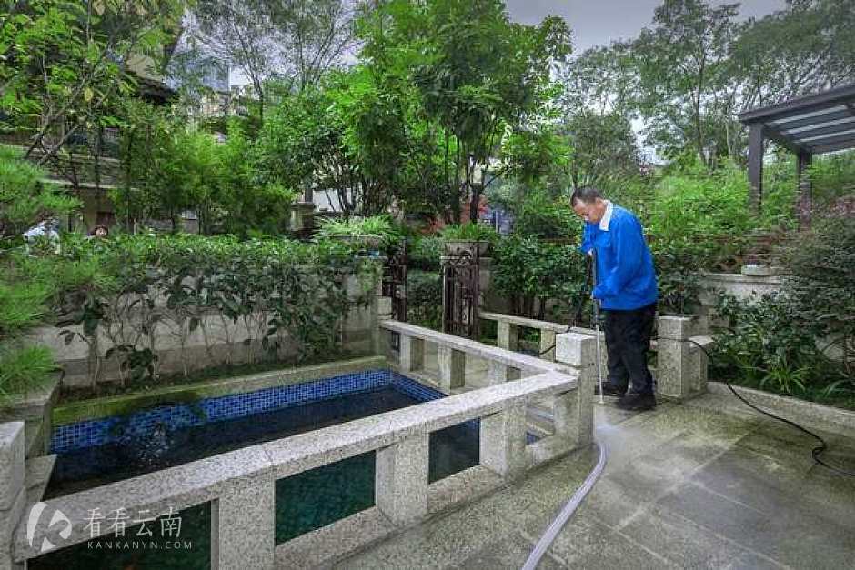 工作人员帮龙民打理私家花园