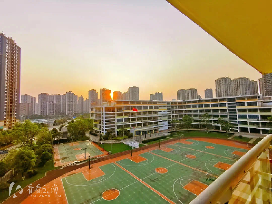 城却破天荒地引进了官渡区直属管理的二级完全中学——公立"昆十七中"