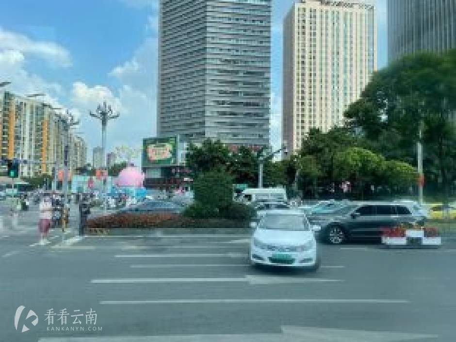 昆明北京路与北辰大道交会处加装的左转车道，方便车主左转