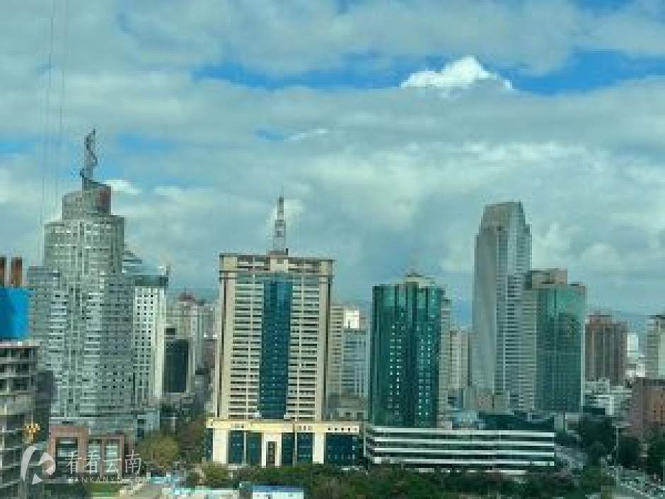 昆明市，东风广场周遭的高层建筑