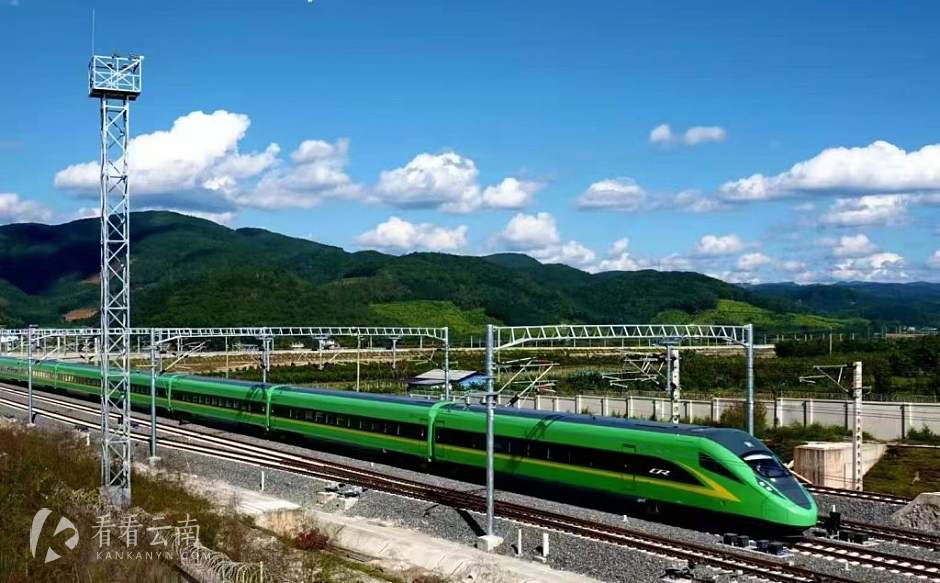 飞奔在中老铁路国内段上的复兴号动车(供图)