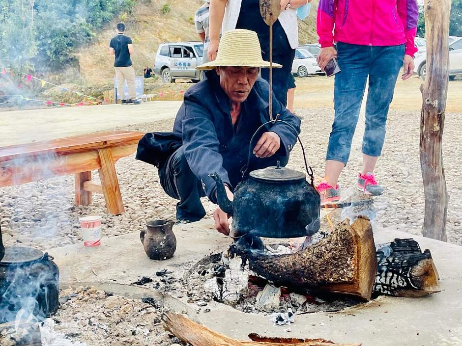 立达村村民赵立国正在烧制百达茶
