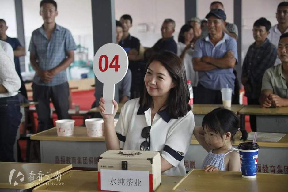 凤庆县勐佑镇在立达村举办的斗茶大赛现场