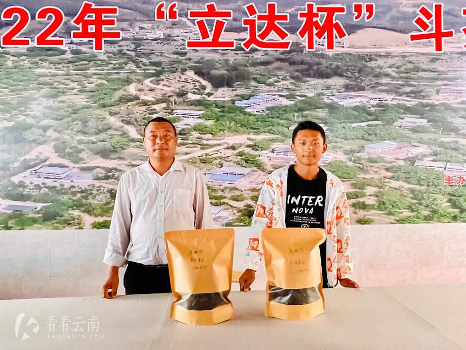 晒青一等奖获得者杨春银（右）