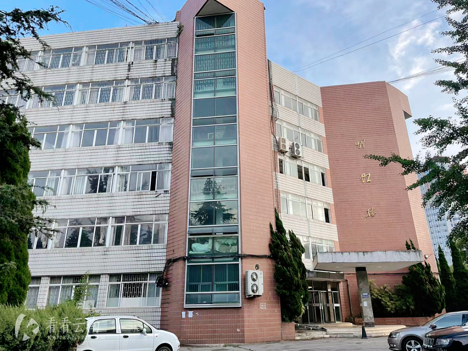 昆明理工大学城市学院明虹楼一角