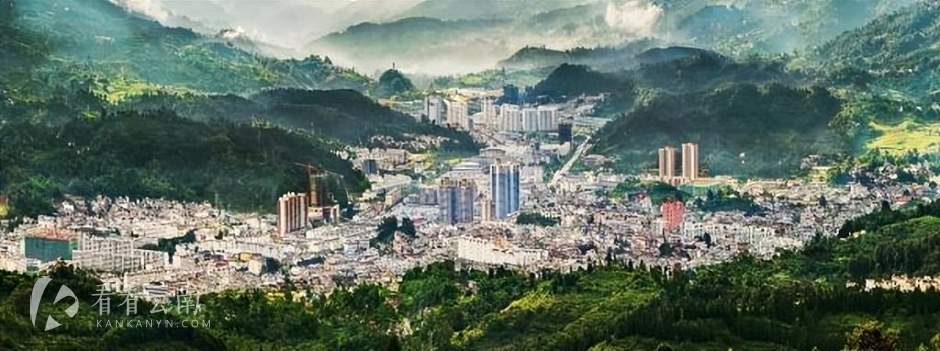 现今的凤庆县城,远看似乎也在一个山箐箐中