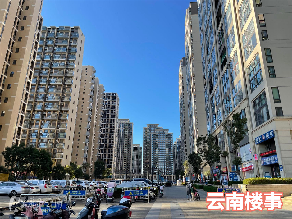 昆明恒大城、恒大玖龙湾一带（左右两侧近景为恒大城，远处建筑为玖珑湾）