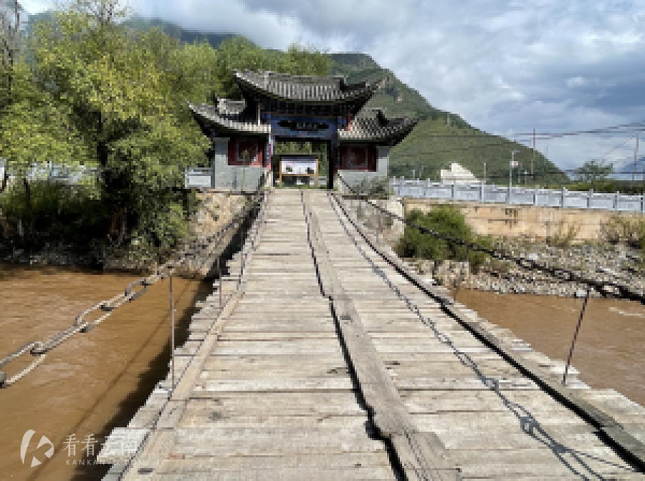 丽江石鼓镇,铁索桥