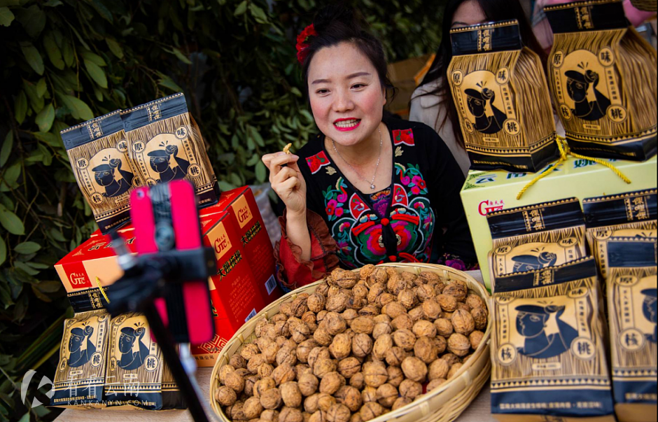 正在直播大姚核桃的彝族姑娘